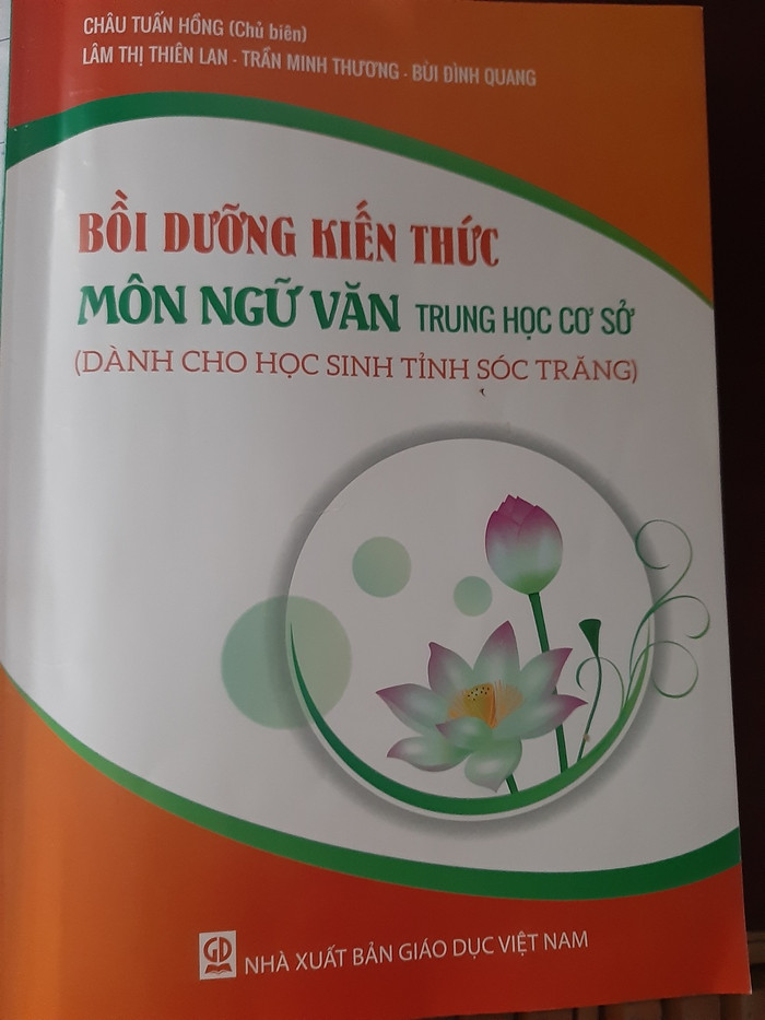 Cuốn sách “Bồi dưỡng kiến thức môn Ngữ văn trung học cơ sở” (Dành cho học sinh tỉnh Sóc Trăng) do Nhà xuất bản Giáo dục Việt Nam xuất bản (Ảnh do tác giả cung cấp) Cuốn sách “Bồi dưỡng kiến thức môn Ngữ văn trung học cơ sở” (Dành cho học sinh tỉnh Sóc Trăng) do Nhà xuất bản Giáo dục Việt Nam xuất bản (Ảnh do tác giả cung cấp)