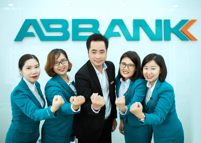 ABBANK đã gửi tặng Bệnh viện Bạch Mai số tiền 2 tỷ đồng nhằm chia sẻ khó khăn với các y bác sỹ, cán bộ y tế của bệnh viện ABBANK đã gửi tặng Bệnh viện Bạch Mai số tiền 2 tỷ đồng nhằm chia sẻ khó khăn với các y bác sỹ, cán bộ y tế của bệnh viện