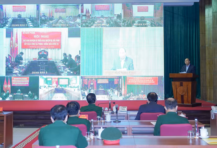 Thủ tướng Nguyễn Xuân Phúc đã làm việc trực tuyến với 50 điểm cầu trong toàn quân để kiểm tra công tác phòng chống dịch COVID-19. (Ảnh: VGP)