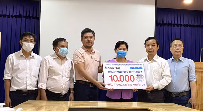 Công ty Văn hoá Sáng tạo First News - Trí Việt và Công ty Cổ phần Trúc Quang đã trao tặng 10.000 khẩu trang kháng khuẩn - UV cho Sở Y tế Thành phố Hồ Chí Minh