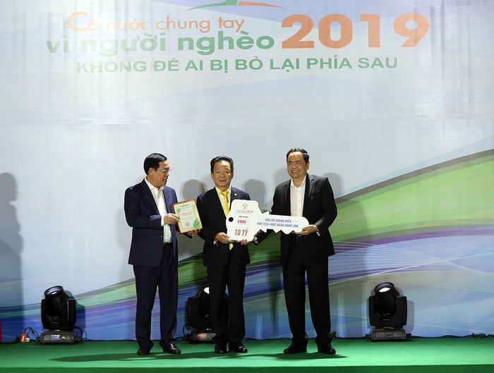 Doanh nhân Đỗ Quang Hiển cùng Ngân hàng SHB, Tập đoàn T&amp;T Group thường xuyên đồng hành cùng các chương trình xã hội, vì cộng đồng.