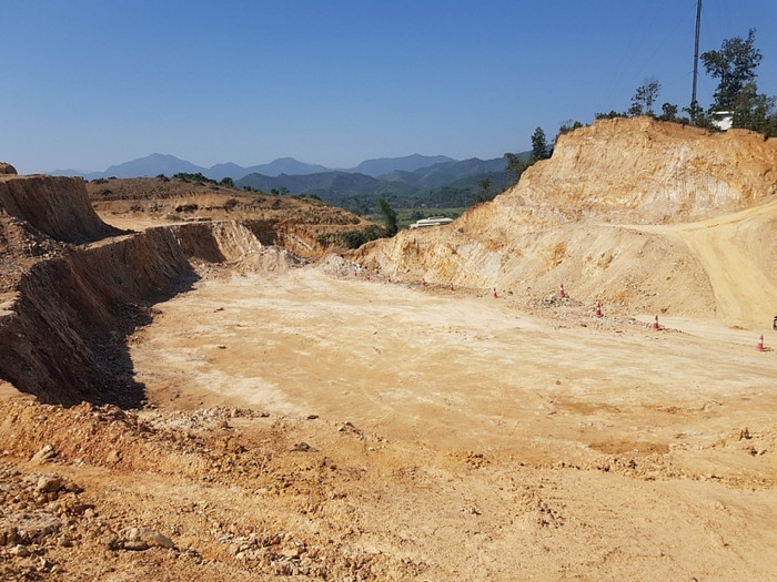 Một khối lượng rất lớn đất, đá đồi được hạ cốt để thực hiện dự án.