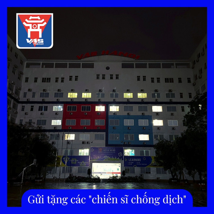 Một trái tim khổng lồ được thắp sáng bằng các phòng học của học sinh, với ý nghĩa: Một trái tim - Triệu lời cảm ơn.