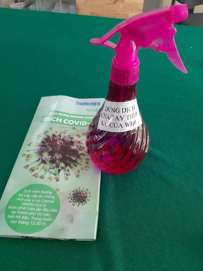 Nhà trường đã tự điều chế dung dịch rửa tay diệt khuẩn theo công thức của Tổ chức y tế thế giới (WHO) Nhà trường đã tự điều chế dung dịch rửa tay diệt khuẩn theo công thức của Tổ chức y tế thế giới (WHO)