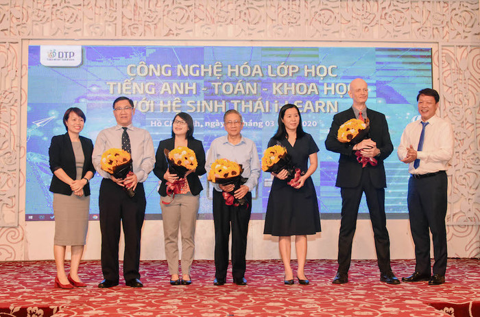 Lãnh đạo DTP tặng hoa và chụp hình lưu niệm cùng các khách mời danh dự.