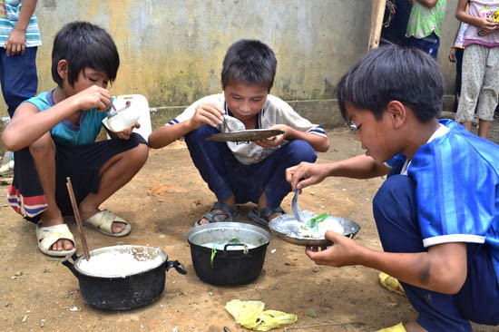 Bữa cơm của học sinh nội trú vùng cao (Ảnh và chú thích: Baoquangngai.vn) Bữa cơm của học sinh nội trú vùng cao (Ảnh và chú thích: Baoquangngai.vn)
