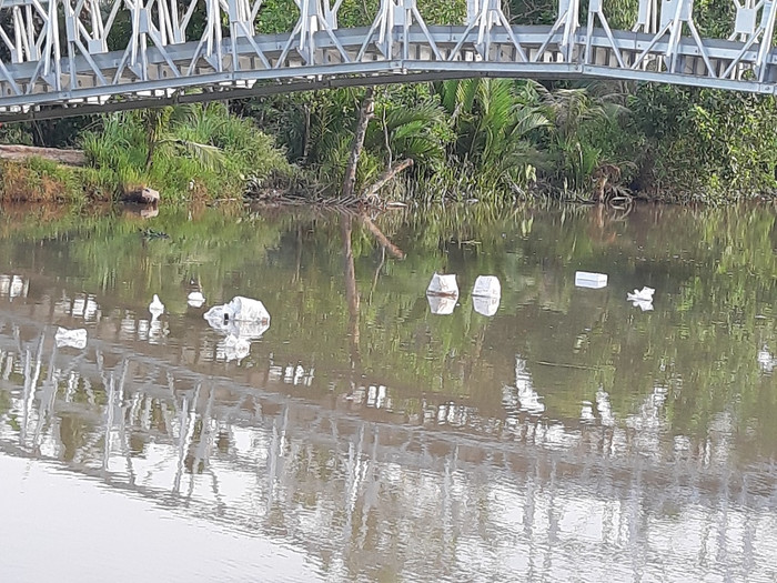 Người ta thản nhiên vứt rác thải ra sông, rạch... Người ta thản nhiên vứt rác thải ra sông, rạch...