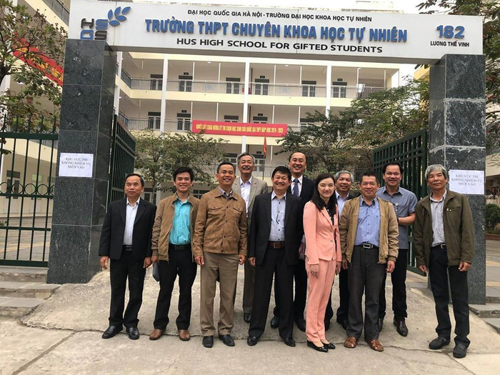 Thầy Thân Tuấn cùng giáo viên, cán bộ quản lý tỉnh Lâm Đồng tham gia hội đồng thi chọn Học sinh giỏi quốc gia năm 2019 tại Hà Nội (Ảnh: CTV). Thầy Thân Tuấn cùng giáo viên, cán bộ quản lý tỉnh Lâm Đồng tham gia hội đồng thi chọn Học sinh giỏi quốc gia năm 2019 tại Hà Nội (Ảnh: CTV).