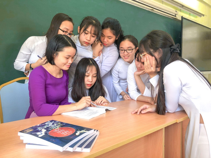 Cô Đỗ Thị Thùy Dương (áo tím) cùng học sinh trường Lê Quý Đôn (Ảnh do tác giả cung cấp) Cô Đỗ Thị Thùy Dương (áo tím) cùng học sinh trường Lê Quý Đôn (Ảnh do tác giả cung cấp)