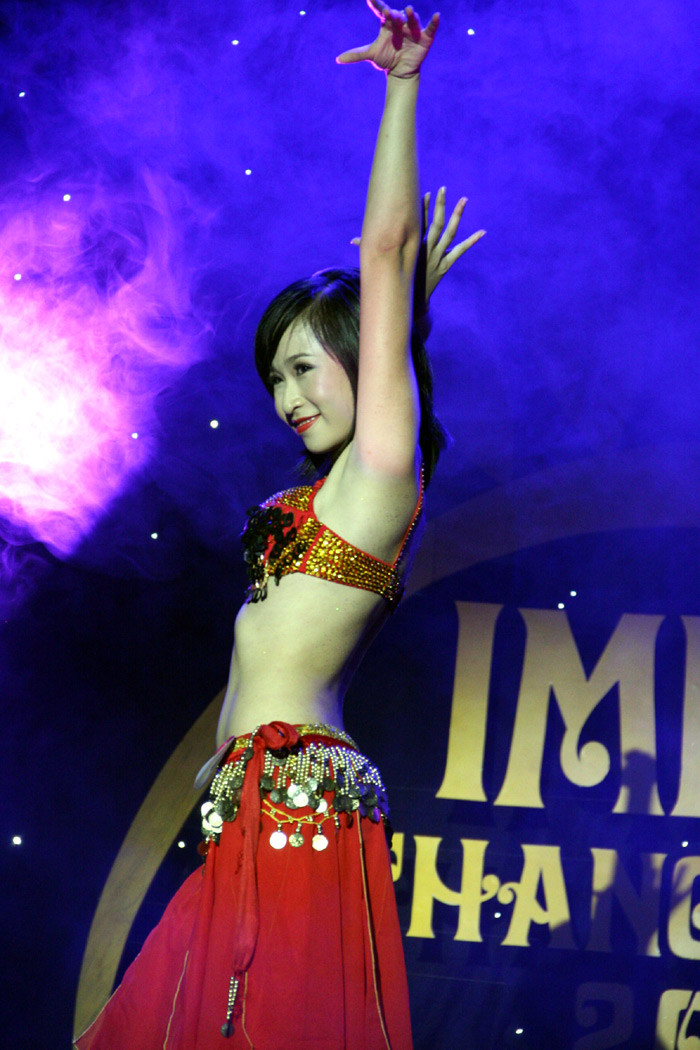 Diệu Quỳnh tự tin thể hiện các động tác lắc hông và các vòng trên cơ thể, Diệu Quỳnh tự tin thể hiện các động tác lắc hông và các vòng trên cơ thể,