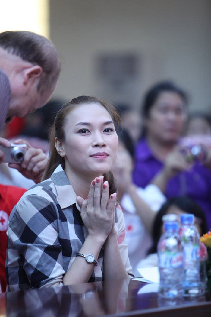 Mỹ Tâm diện áo sơ-mi và quần jeans giản dị với gương mặt trang điểm nhẹ nhàng. Cô đến trao học bổng cho các học sinh nghèo xuất sắc ở Thanh Trì. Món quà tuy không lớn nhưng là sự cổ vũ ý nghĩa cho các em.