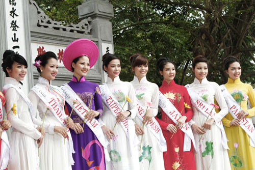 NTK Nhật Dũng thiết kế chiếc áo dài khá đơn giản, nhẹ nhàng vì anh quan niệm vẻ đẹp của tà áo dài chính là sự nhẹ nhàng, làm toát lên nét mềm mại của người con gái. NTK Nhật Dũng thiết kế chiếc áo dài khá đơn giản, nhẹ nhàng vì anh quan niệm vẻ đẹp của tà áo dài chính là sự nhẹ nhàng, làm toát lên nét mềm mại của người con gái.