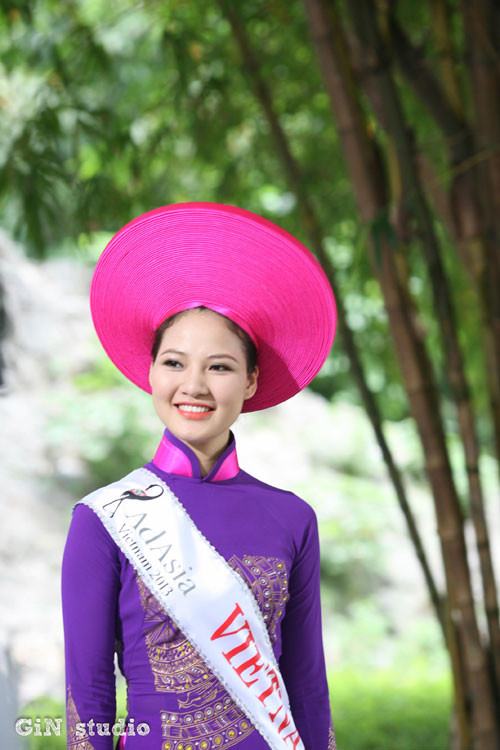 Trên thân áo có màu tím là sự thủy chung của người Việt Nam, màu hồng biểu tượng của cánh sen và họa tiết chim hạc, trống đồng được thể hiện ở thân áo trên. Con chim hạc ở vạt áo trước chính là logo của Đại hội quảng cáo Châu Á lần thứ 28. Đây là cơ hội tốt để Việt Nam có thể giới thiệu hình ảnh của mình tới bạn bè quốc tế. Trên thân áo có màu tím là sự thủy chung của người Việt Nam, màu hồng biểu tượng của cánh sen và họa tiết chim hạc, trống đồng được thể hiện ở thân áo trên. Con chim hạc ở vạt áo trước chính là logo của Đại hội quảng cáo Châu Á lần thứ 28. Đây là cơ hội tốt để Việt Nam có thể giới thiệu hình ảnh của mình tới bạn bè quốc tế.