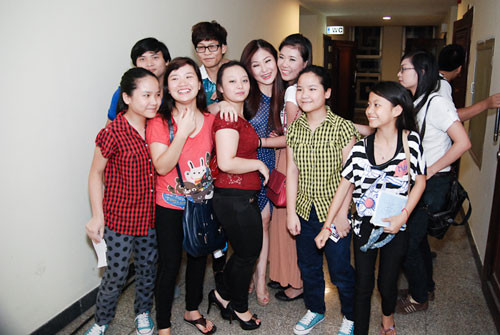 Không bỏ lỡ cơ hội, các fan hào hứng chụp ảnh cùng. Không bỏ lỡ cơ hội, các fan hào hứng chụp ảnh cùng.