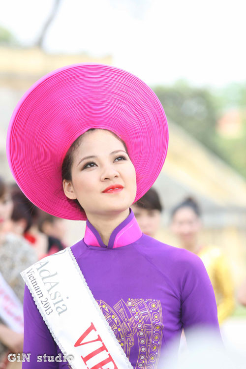 Chọn Trần Thị Quỳnh mặc áo dài Việt và gửi lời chào đến bạn bè Quốc tế, NTK Nhật Dũng cũng như ban tổ chức chia sẻ vì muốn lựa chọn hình ảnh một hoa hậu có vẻ đẹp thuần hậu, trong sáng, đại diện cho nét đẹp của Việt Nam. Chọn Trần Thị Quỳnh mặc áo dài Việt và gửi lời chào đến bạn bè Quốc tế, NTK Nhật Dũng cũng như ban tổ chức chia sẻ vì muốn lựa chọn hình ảnh một hoa hậu có vẻ đẹp thuần hậu, trong sáng, đại diện cho nét đẹp của Việt Nam.