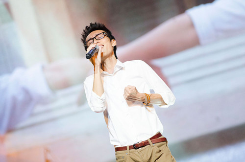 Gương mặt gầy guộc, cộng thêm cơ thể "khẳng khiu" khiến nhiều khán giả trẻ vỗ tay và liên tưởng tới "chàng trai màu hồng" ở Trung Quốc đang sốt trên mạng.