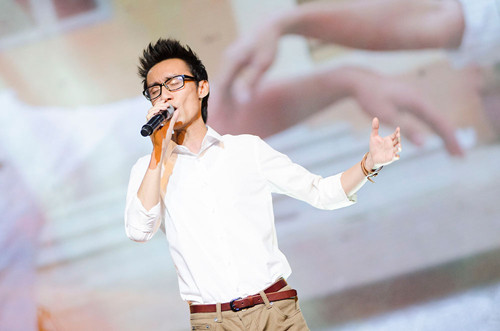 Đây là lần thứ 2 chàng ca sỹ trẻ xuất hiện trên sân khấu BHYT với ca khúc Ngày ấy bạn và tôi.