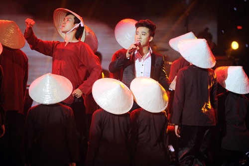 Quang Hào hát "Chuyến đò quê hương" hết sức rung động. Quang Hào hát "Chuyến đò quê hương" hết sức rung động.