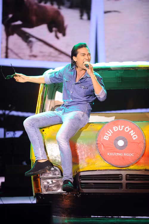 Khương Ngọc hát ca khúc "Bụi đường" do anh tự sáng tác.