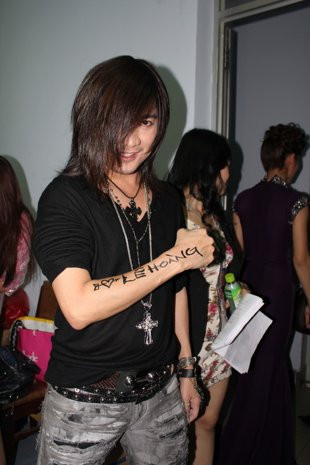 Hình vẽ Lê Hoàng trên cánh tay Mr. Đàm. Hình vẽ Lê Hoàng trên cánh tay Mr. Đàm.