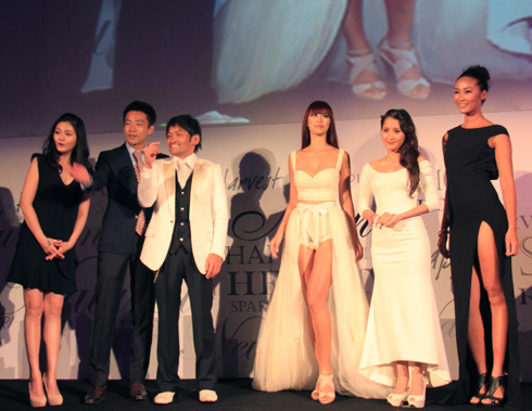 Các người đẹp Việt Nam gây chú ý với phong cách ăn mặc thanh lịch, sang trọng. (Theo Vnexpress)