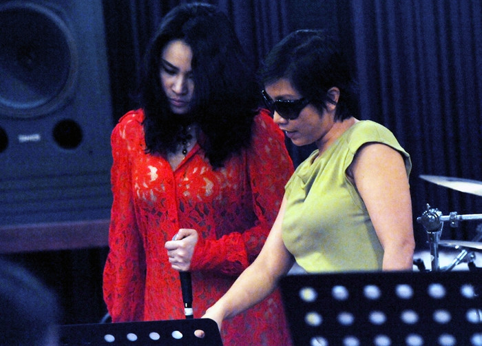 Thanh Lam cho rằng, hiện nay dòng nhạc sang kén người nghe đang bị âm nhạc thị trường lấn át. Vậy nên cái cầm tay Mỹ Linh hết sức ý nghĩa. "Cách đây khoảng 7 năm, thị trường âm nhạc có rất nhiều ‘đất’ cho người hàng đầu như Thanh Lam, Mỹ Linh, Hồng Nhung, Trần Thu Hà, nhưng bây giờ, thị trường này bị lấn áp rất nhiều", chị nói. Thanh Lam cho rằng, hiện nay dòng nhạc sang kén người nghe đang bị âm nhạc thị trường lấn át. Vậy nên cái cầm tay Mỹ Linh hết sức ý nghĩa. "Cách đây khoảng 7 năm, thị trường âm nhạc có rất nhiều ‘đất’ cho người hàng đầu như Thanh Lam, Mỹ Linh, Hồng Nhung, Trần Thu Hà, nhưng bây giờ, thị trường này bị lấn áp rất nhiều", chị nói.