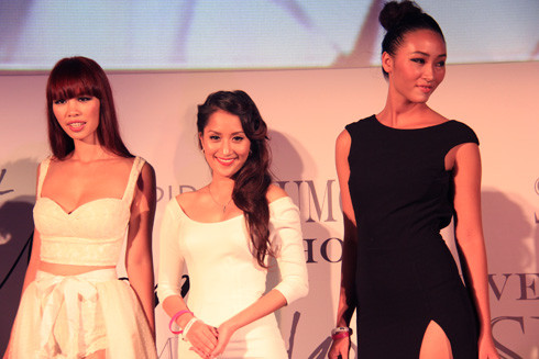 Cùng với Khánh Thi và Huyền Trang, nữ người mẫu góp mặt trong một chương trình từ thiện, tổ chức tại Thượng Hải cuối tuần qua. Nhiều sao gốc Hoa như Từ Hy Viên, Trần Kiện Phong... cũng tham dự. Từ trái sang: Hà Anh, Khánh Thi, Huyền Trang đại diện cho Việt Nam làm khách mời tại một chương trình quyên góp cho trẻ em nghèo khắp thế giới, tổ chức ở Thượng Hải.