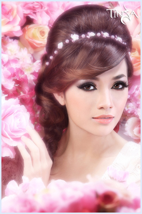 Khi được hỏi có phải chính những kinh nghiệm tình trường của bản thân đã giúp Tinna Tình thay đổi cả trong hình ảnh lẫn âm nhạc, cô gái mang quốc tịch Tiệp Khắc chia sẻ: "Tôi không có nhiều tình yêu tới mức để viết thành ngần ấy ca khúc như thế đâu. Bạn hỏi khiến tôi bắt đầu suy nghĩ phải yêu bao nhiêu người, qua bao nhiêu cuộc tình mới có thể viết được từ nhạc rock tới trữ tình? Thật ra những ca khúc tôi viết đều bắt đầu từ các câu chuyện có thật. Nhưng đôi khi, đó không phải là câu chuyện của tôi mà là do bạn bè trải qua rồi kể lại với mình hoặc tôi vô tình gặp được trên con đường cuộc sống." (Theo Zing)