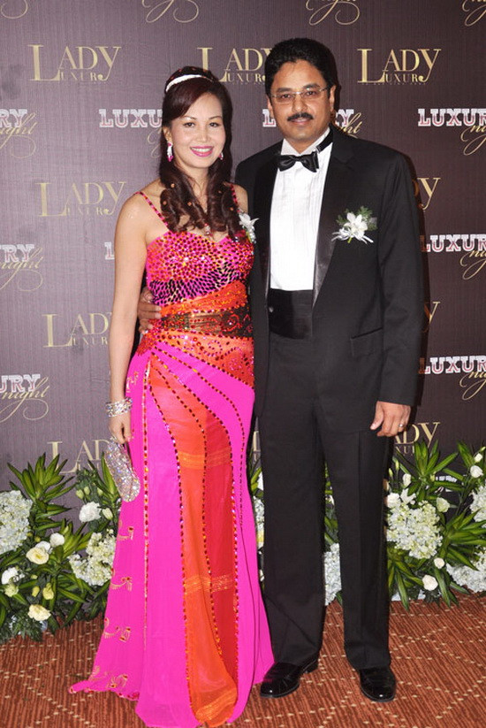 Tuy nhiên, những ai từng biết tới Hoa hậu Diệu Hoa đều không hề cảm thấy ngạc nhiên. Từ khá lâu, cô đã trung thành với phong cách thời trang màu mè và sặc sỡ. Mỗi lần xuất hiện của Diệu Hoa đều gắn liền với những bộ váy lạ mắt cùng những gam màu nổi bật, bất chấp việc cựu Hoa hậu đã bước sang tuổi 43 và trở thành một Hoa hậu quý bà thế giới.