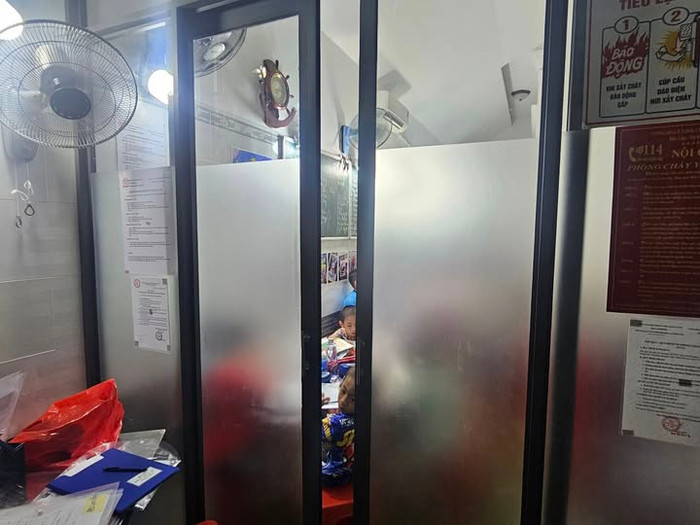 Hàng chục học sinh ở độ tuổi tiểu học bị Trung tâm Ý Mỹ cho vào học ở căn phòng dán kính mờ như vậy (ảnh: V.D) gdvn_YMygiasu.jpg