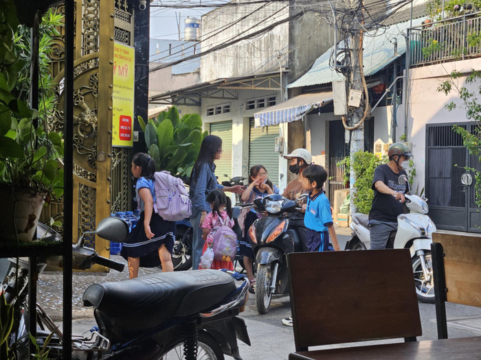 Phụ huynh chở nhiều học sinh trong độ tuổi tiểu học đến học ở Trung tâm gia sư Ý Mỹ (ảnh chụp chiều ngày 4/3: V.D) gdvn_daythemYMy.jpg