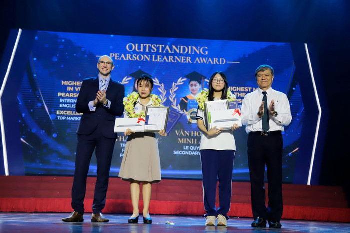 Hai học sinh có điểm số cao nhất trong Kỳ thi chứng chỉ Pearson Edexcel được trao quà tặng, chứng chỉ (ảnh: EMG) Pearson Edexcel.jpg