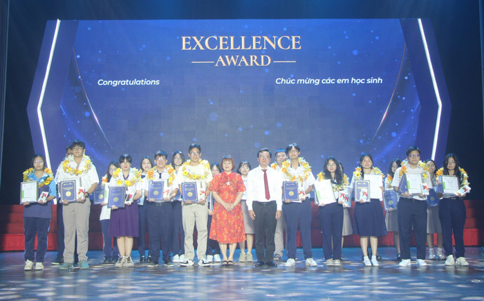 Lãnh đạo Sở Giáo dục và Đào tạo Thành phố Hồ Chí Minh, EMG Education trao chứng chỉ cho các em có điểm số cao (ảnh: EMG) Pearson Edexcelb.jpg