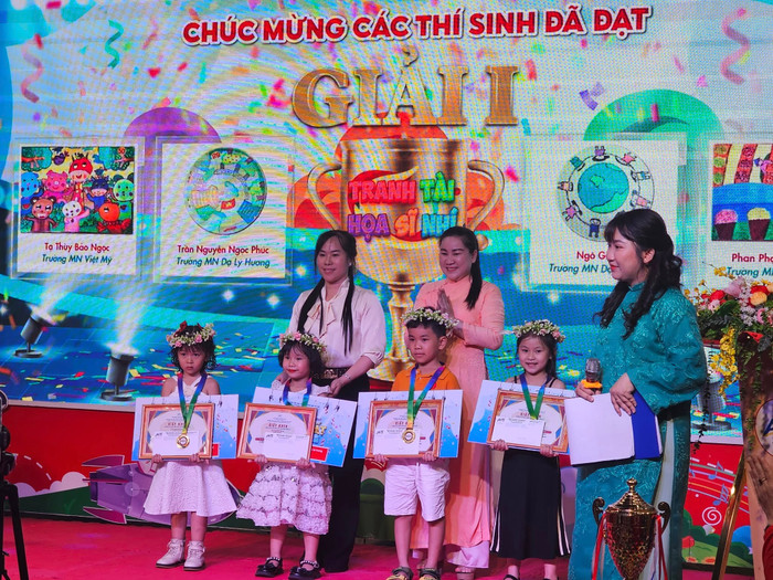 4 học sinh đạt giải Nhất của cuộc thi tranh tài họa sĩ nhí (ảnh: V.D) gdvn_HSgaiNhat.jpg
