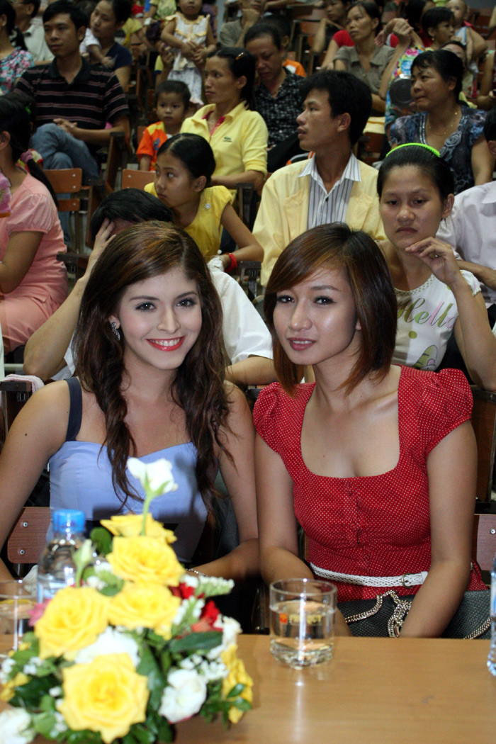 Adrea và cựu người mẫu Vy Hạnh của công ty Venus miền Bắc. Adrea và cựu người mẫu Vy Hạnh của công ty Venus miền Bắc.