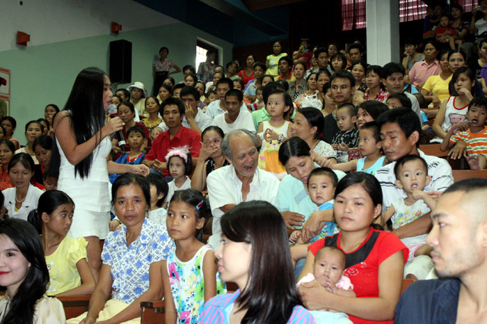 Nhật Thu hát giao lưu cùng khán giả. Nhật Thu hát giao lưu cùng khán giả.