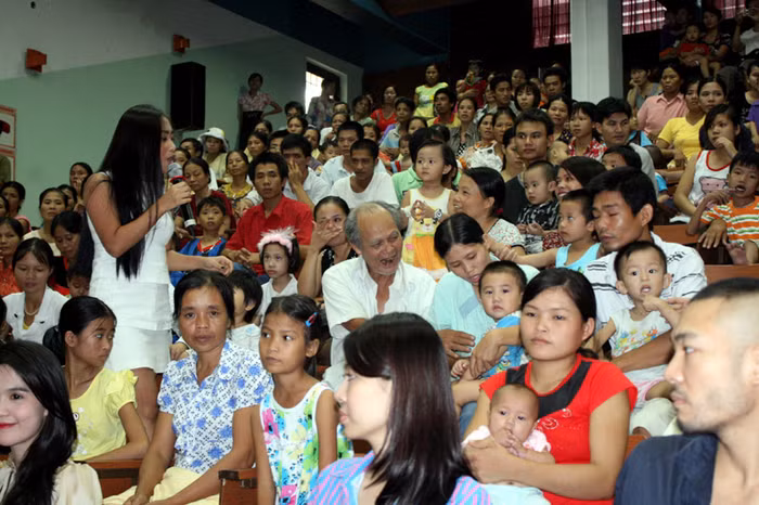 Nhật Thu hát giao lưu cùng khán giả.