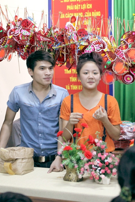 Chuẩn bị đồ Trung thu cho các cháu.