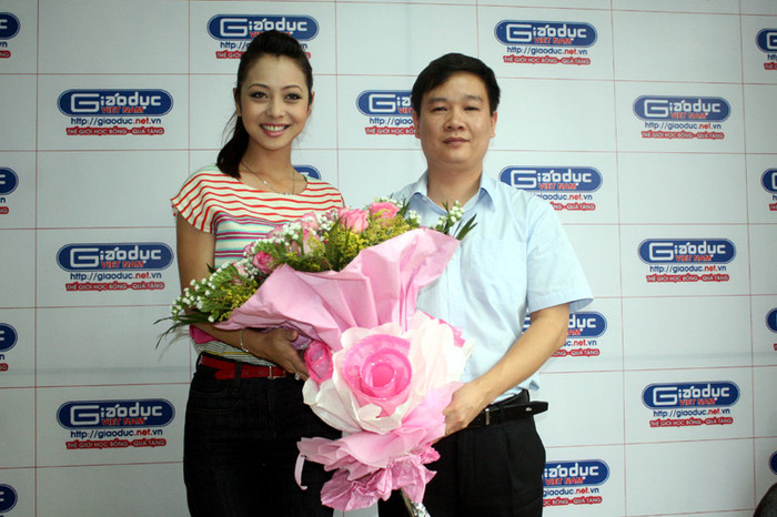 Ông Nguyễn Tiến Bình, Tổng Biên tập Báo điện tử Giáo dục Việt Nam tặng hoa Jennifer Phạm. Ảnh: N.P