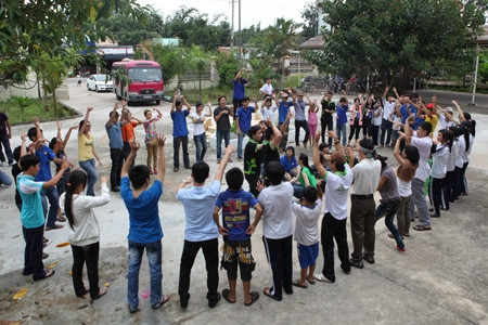 Cùng chơi trò chơi với các bé.