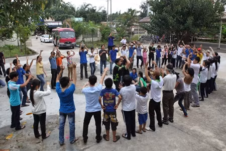 Cùng chơi trò chơi với các bé.