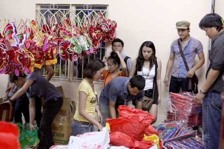 BTC đã trao 250 món quà hết sức ý nghĩa bao gồm: cặp sách, vở, bút, lồng đèn, sách vở, bánh kẹo và những đồ dùng thiết yếu khác.