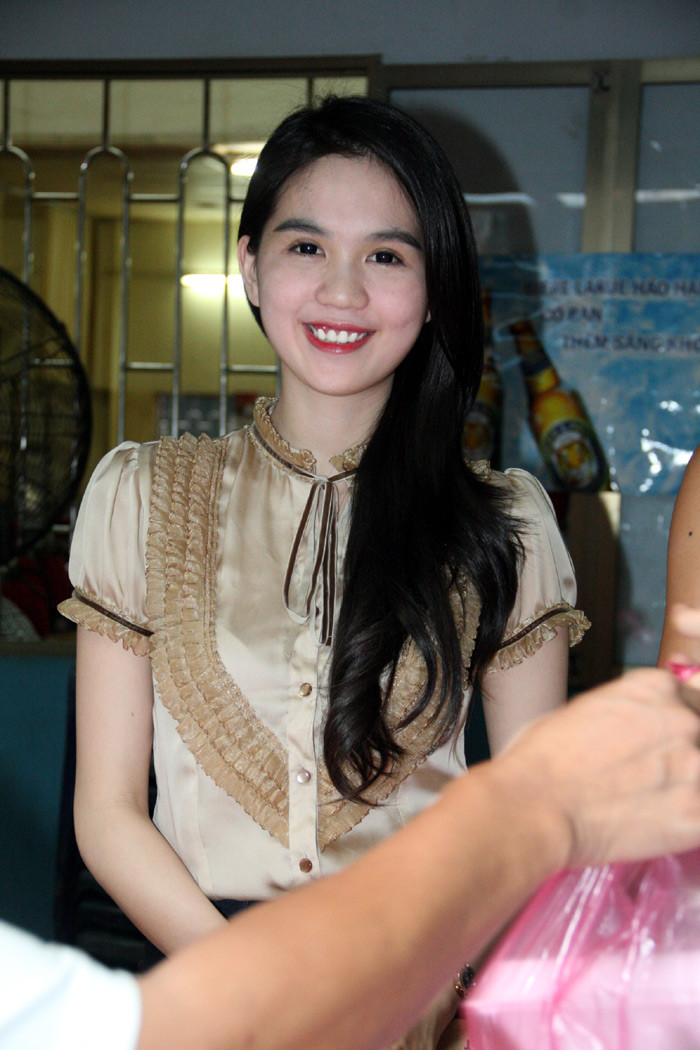 Ngọc Trinh cười rạng rỡ và thân thiện. Ngọc Trinh cười rạng rỡ và thân thiện.