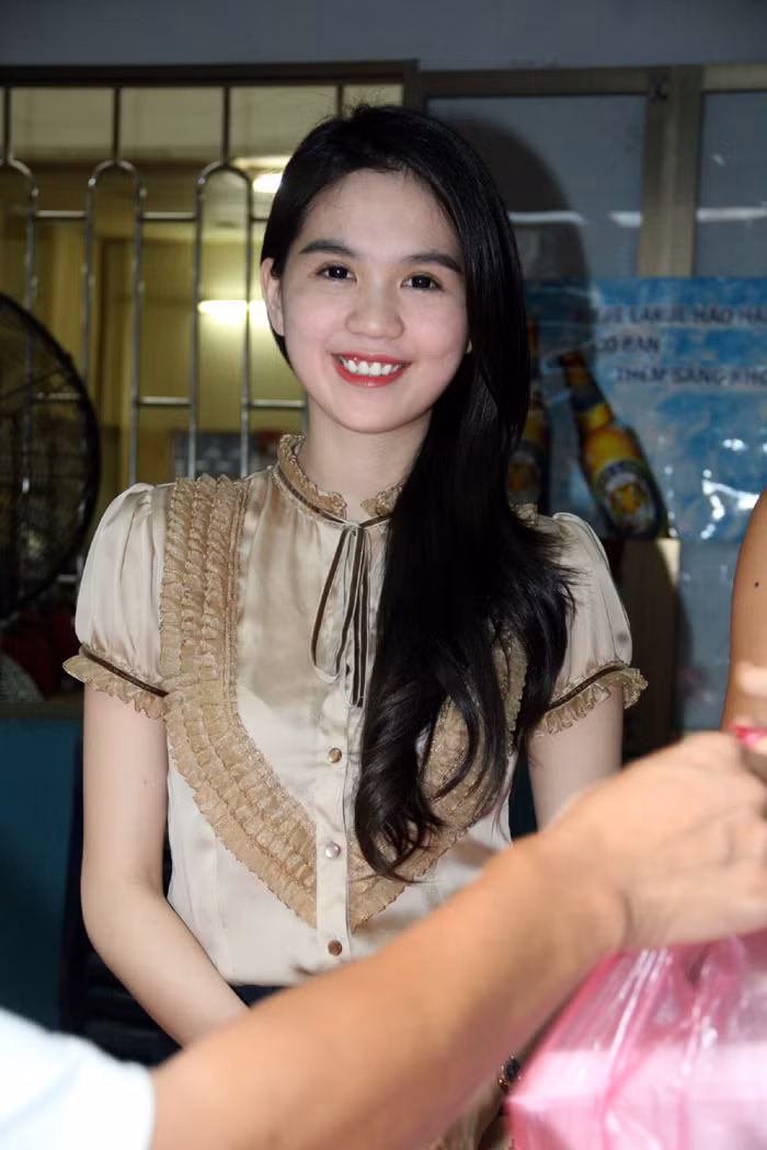 Ngọc Trinh cười rạng rỡ và thân thiện.
