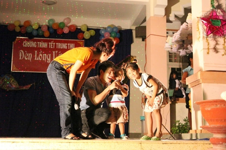 Buối tối cùng ngày, Văn Mai Hương và Quốc Thiên làm không khí tại ấp An Hòa nóng lên bằng tiết mục ca hát.