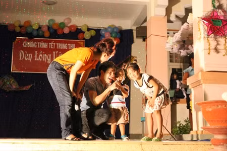 Buối tối cùng ngày, Văn Mai Hương và Quốc Thiên làm không khí tại ấp An Hòa nóng lên bằng tiết mục ca hát.