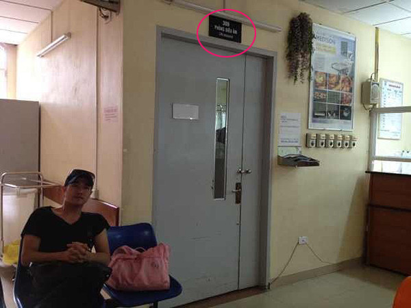 Minh Quân cho biết, chuyện Nikoleta mang bầu là sai hoàn toàn. “Đúng là tuần trước tôi có đưa cô ấy đến viện vì Nikoleta bị đau bụng do ngộ độc thực phẩm. Ở Hà Nội, Nikoleta không quen biết ai ngoài tôi nên tôi thấy mình phải có trách nhiệm giúp cô ấy. Nikoleta liên tục nôn oẹ nên bác sĩ đã đề nghị siêu âm cho chắc chắn. Khi đọc nghi vấn ‘bầu bí’ trên báo chí, tôi rất buồn cười” - chàng ca sĩ sinh năm 1980 cười xoà.