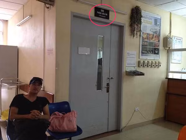 Bức ảnh Minh Quân đưa bạn nhảy đi khám trong viện.