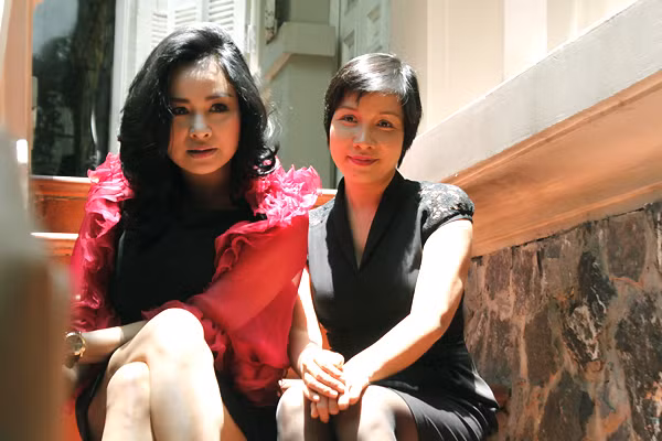 "Cái chán nhất của nghệ sỹ là cứ phải chú ý đến phần vỏ, nên đôi khi cứ phải mặc bộ này, bộ kia. Riêng tôi quan điểm, mặc quần áo đi chơi thế nào cũng được, còn lên sân khấu phải phù hợp với bài hát, âm nhạc và bản thân thì mới thoải mái trình diễn. Ở ‘Cầm tay mùa hè’, tôi sẽ chọn trang phục sang trọng, phù hợp với lứa tuổi, chị cho biết thêm. (Giaoduc.net.vn) "Cái chán nhất của nghệ sỹ là cứ phải chú ý đến phần vỏ, nên đôi khi cứ phải mặc bộ này, bộ kia. Riêng tôi quan điểm, mặc quần áo đi chơi thế nào cũng được, còn lên sân khấu phải phù hợp với bài hát, âm nhạc và bản thân thì mới thoải mái trình diễn. Ở ‘Cầm tay mùa hè’, tôi sẽ chọn trang phục sang trọng, phù hợp với lứa tuổi, chị cho biết thêm. (Giaoduc.net.vn)