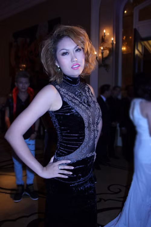'Nữ hoàng rắc rối' của showbiz Việt khiến nhiều người 'bỏng mắt, đỏ mặt' vì bộ trang phục phản cảm khi đi dự sự kiện tối 28/5. 'Nữ hoàng rắc rối' của showbiz Việt khiến nhiều người 'bỏng mắt, đỏ mặt' vì bộ trang phục phản cảm khi đi dự sự kiện tối 28/5.